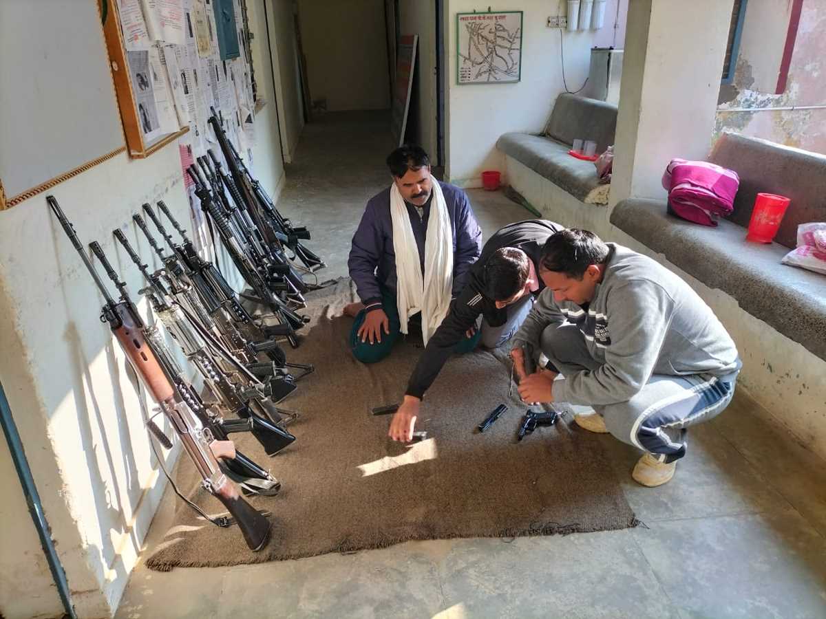 ऑपरेशन क्लीन के तहत पुलिसकर्मियों ने थाने-चौकियों में चलाया सफाई अभियान